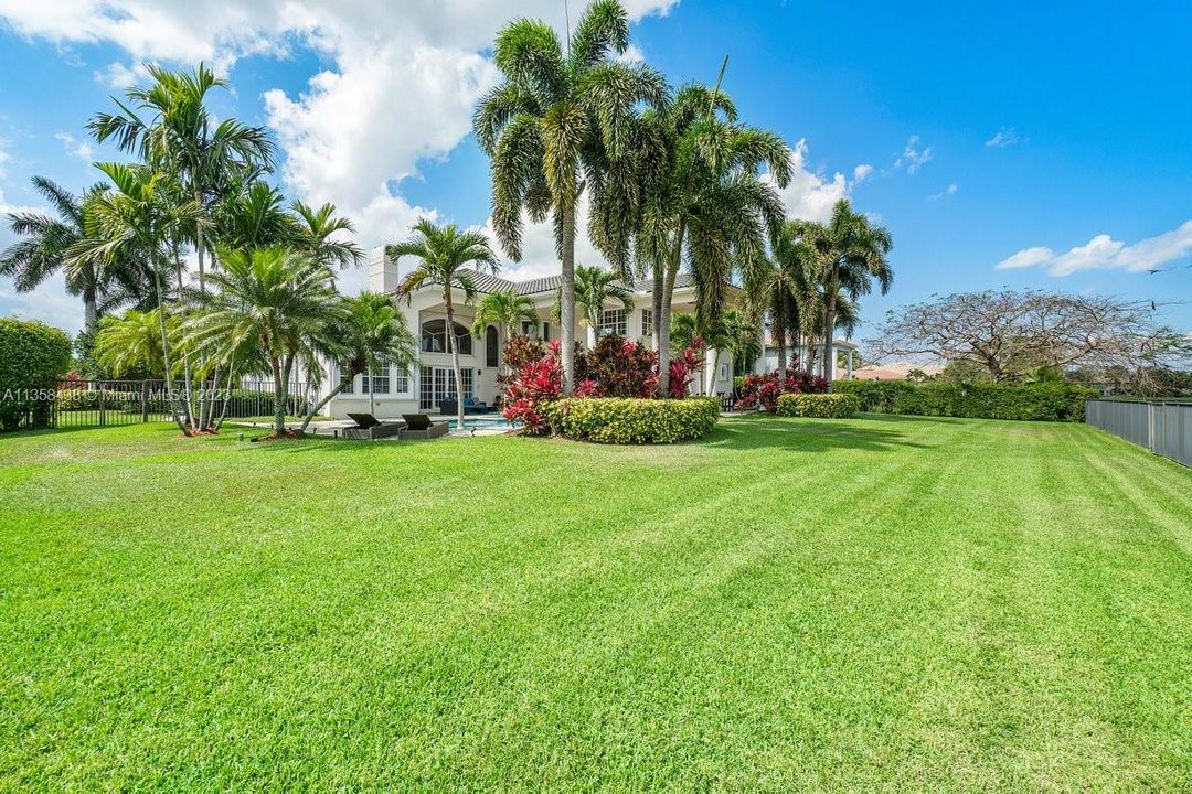 Recently Sold: $2,195,000 (5 beds, 6 baths, 5950 Square Feet)