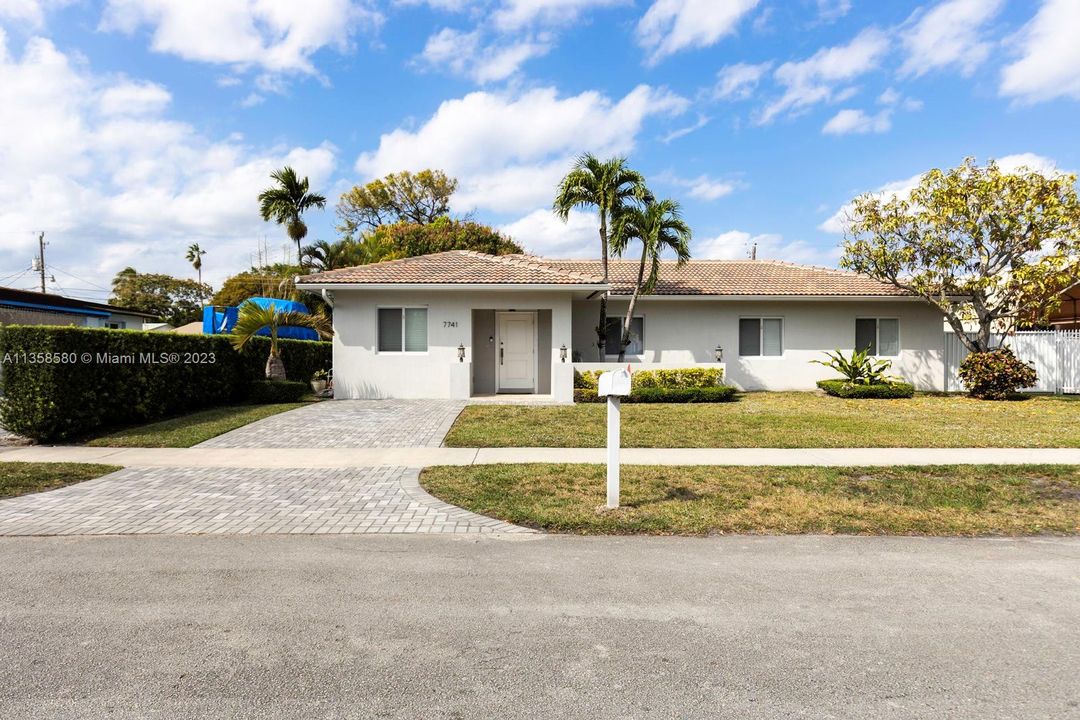 Recently Sold: $879,000 (3 beds, 2 baths, 2236 Square Feet)