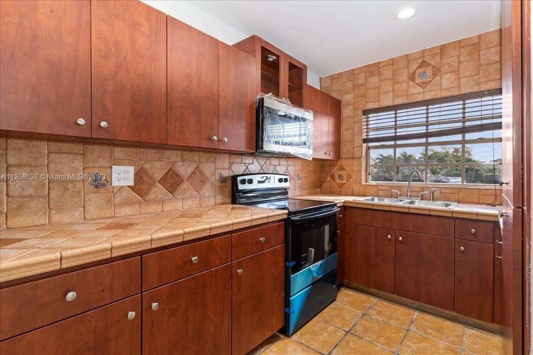 Recientemente alquilado: $3,200 (3 camas, 2 baños, 2409 Pies cuadrados)