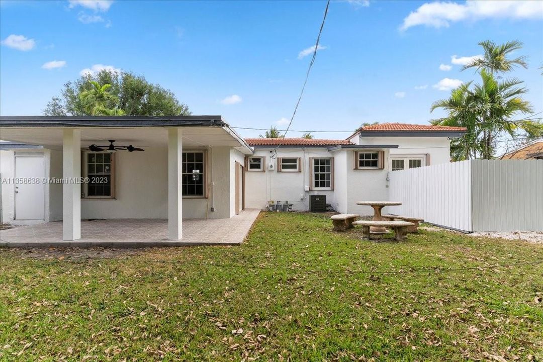 Recientemente alquilado: $3,200 (3 camas, 2 baños, 2409 Pies cuadrados)