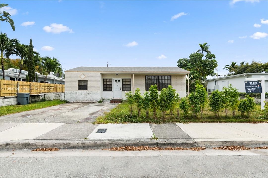 Recently Sold: $799,000 (3 beds, 2 baths, 1547 Square Feet)