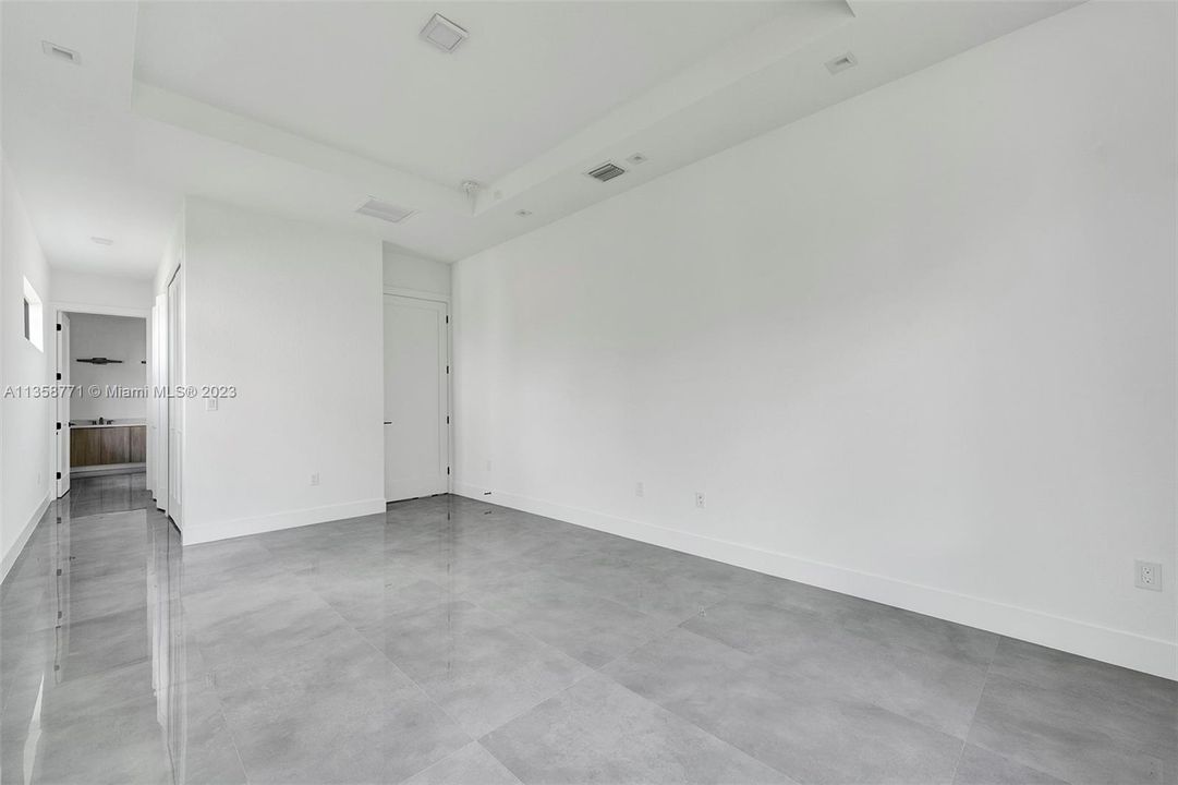 Recently Sold: $1,085,000 (5 beds, 3 baths, 2653 Square Feet)