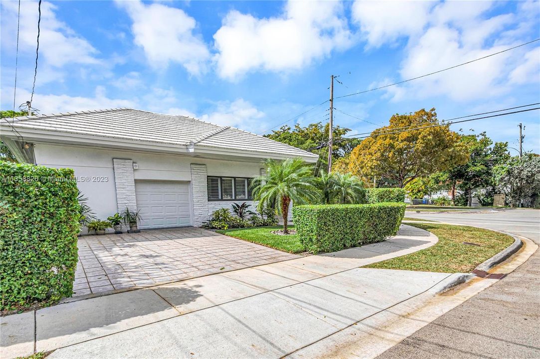 Recently Sold: $1,225,000 (3 beds, 3 baths, 2220 Square Feet)