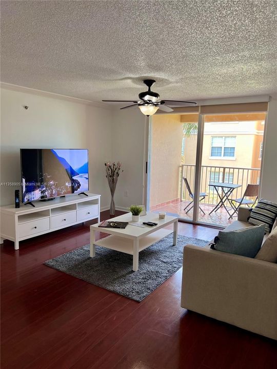 For Rent: $2,950 (1 beds, 1 baths, 730 Square Feet)