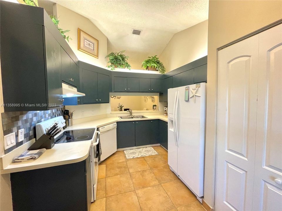 THE UPPER CABINET LIGHTS ACCENT THE ARCHED CEILINGS