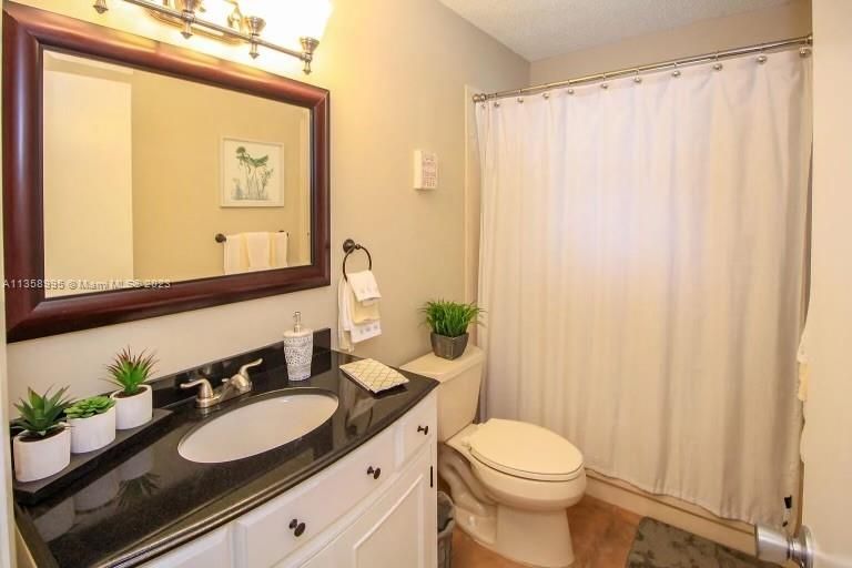 GUEST BATHROOM WITH A SHOWER & TUB