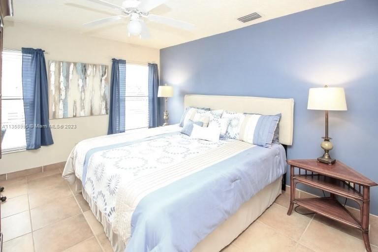 SPACIOUS MASTER BEDROOM WITH 2 WINDOWS