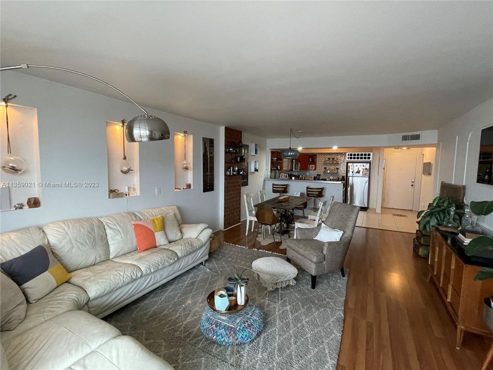 Recently Sold: $239,900 (1 beds, 1 baths, 887 Square Feet)