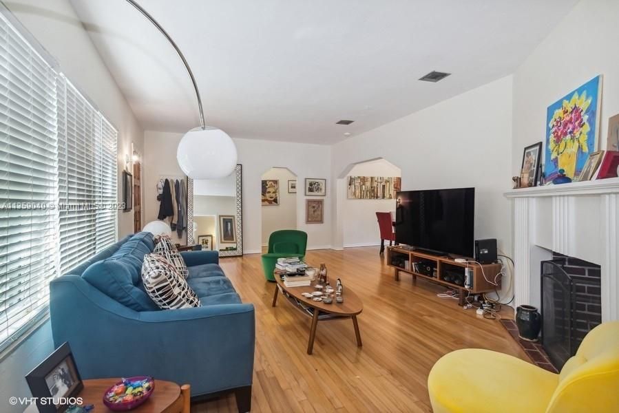 Recently Sold: $1,495,000 (3 beds, 2 baths, 1647 Square Feet)