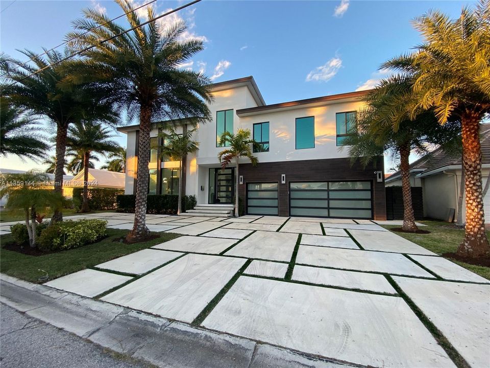 For Sale: $5,499,000 (5 beds, 5 baths, 4916 Square Feet)