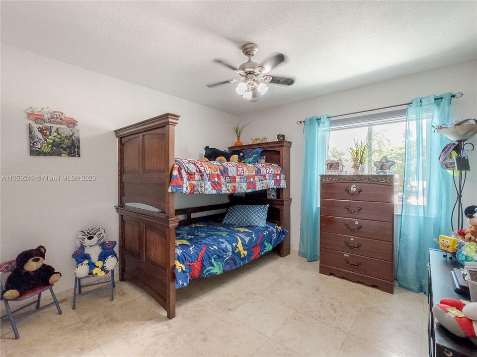 Recently Sold: $700,000 (3 beds, 2 baths, 1736 Square Feet)