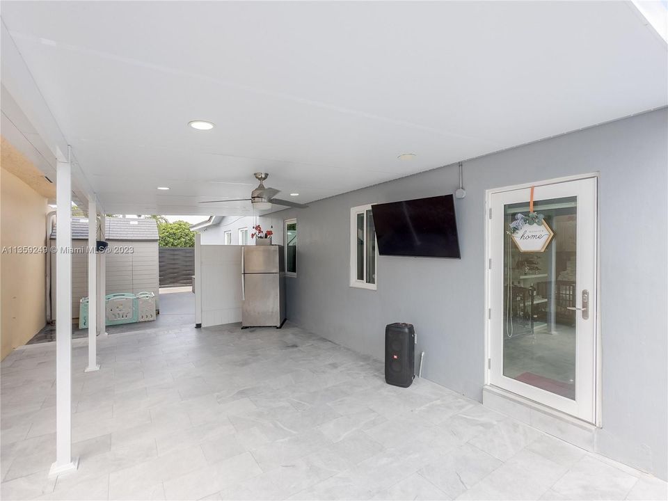 Recently Sold: $700,000 (3 beds, 2 baths, 1736 Square Feet)