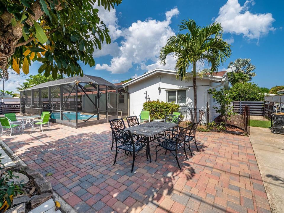 Recently Sold: $799,000 (3 beds, 2 baths, 1492 Square Feet)