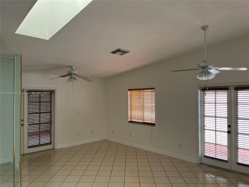 Recently Rented: $3,275 (3 beds, 2 baths, 1530 Square Feet)