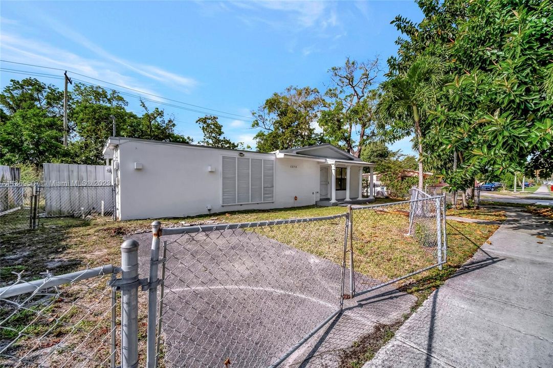 Recently Sold: $485,000 (3 beds, 2 baths, 1188 Square Feet)