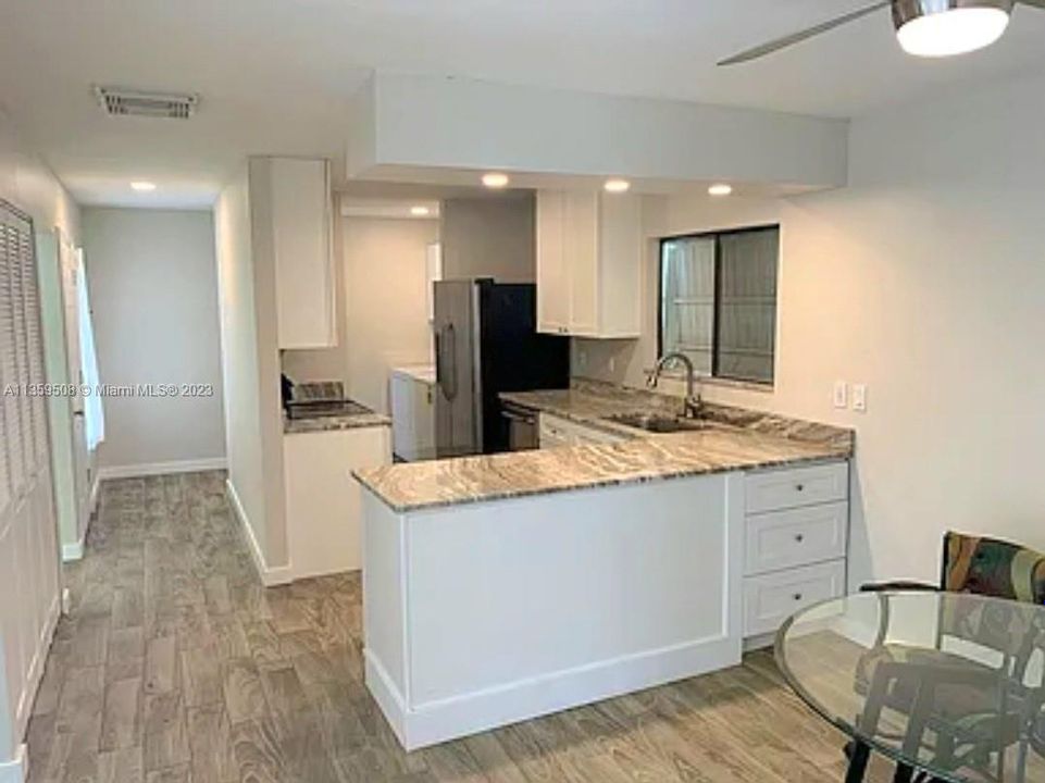 Vendido Recientemente: $285,000 (3 camas, 2 baños, 1200 Pies cuadrados)