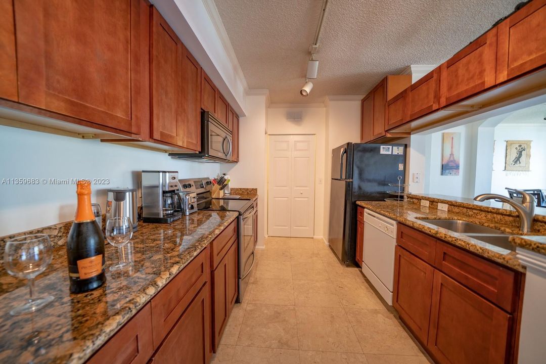 Recently Rented: $3,950 (3 beds, 2 baths, 1353 Square Feet)