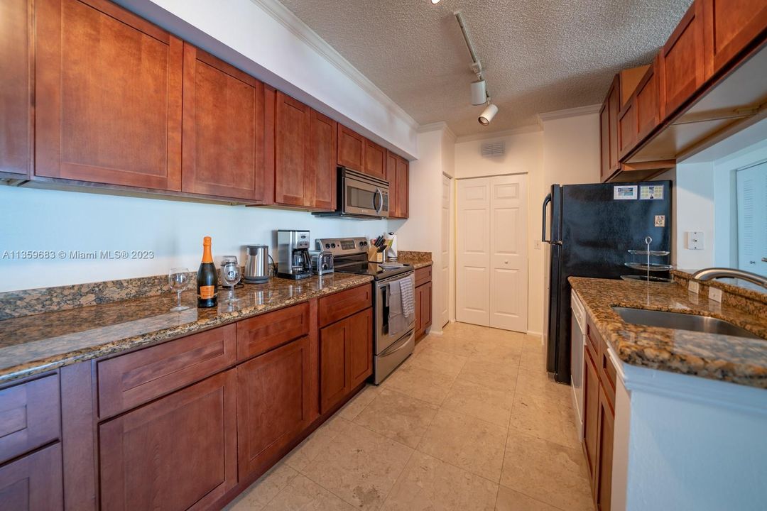 Recently Rented: $3,950 (3 beds, 2 baths, 1353 Square Feet)