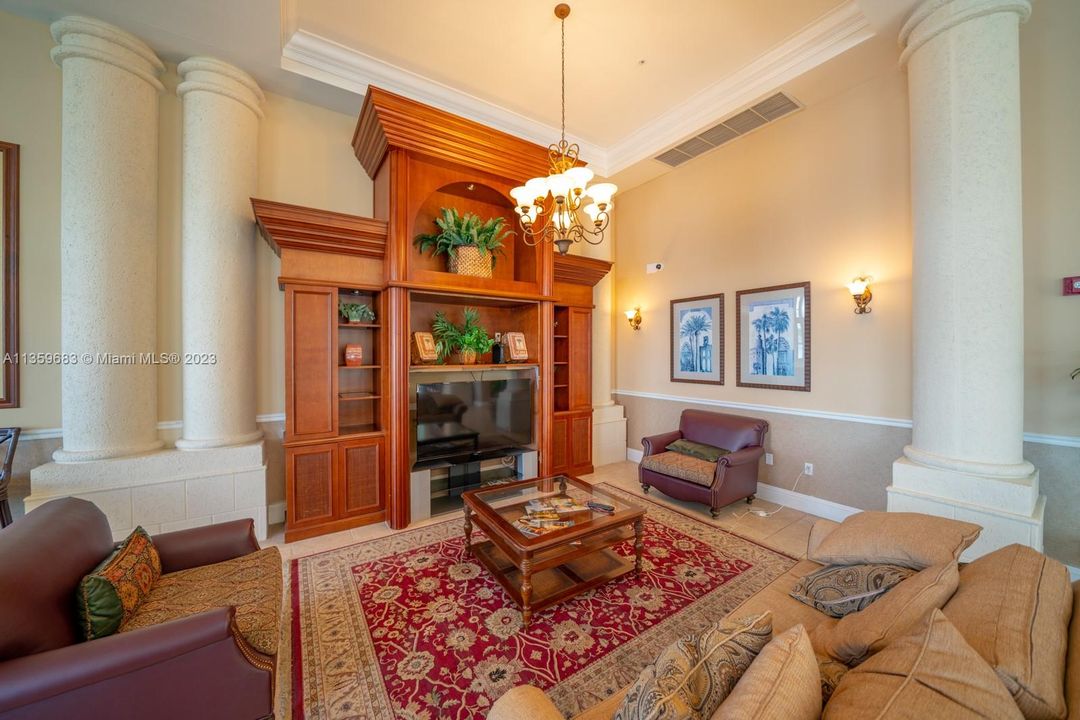 Recently Rented: $3,950 (3 beds, 2 baths, 1353 Square Feet)