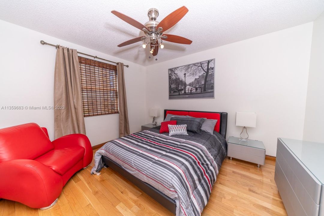 Recently Rented: $3,950 (3 beds, 2 baths, 1353 Square Feet)