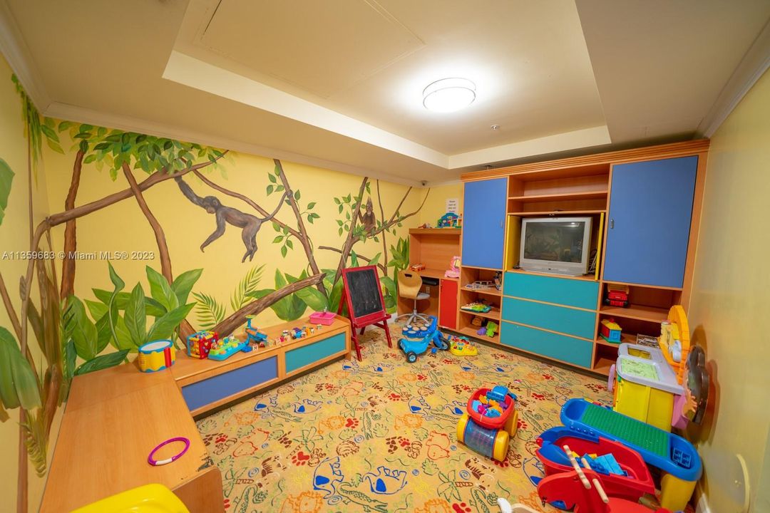 Recently Rented: $3,950 (3 beds, 2 baths, 1353 Square Feet)