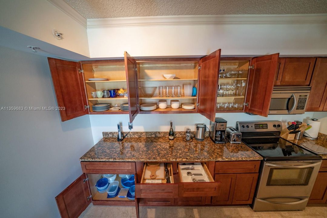 Recently Rented: $3,950 (3 beds, 2 baths, 1353 Square Feet)