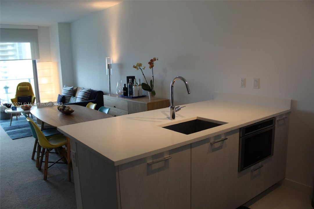 For Sale: $525,000 (1 beds, 1 baths, 618 Square Feet)