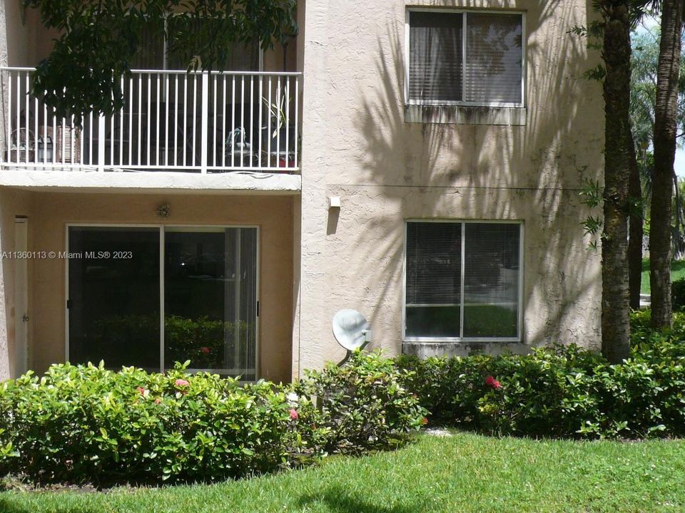 Recently Rented: $2,400 (2 beds, 2 baths, 1075 Square Feet)