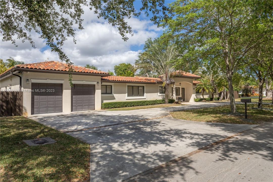 Recently Sold: $2,480,000 (4 beds, 3 baths, 2904 Square Feet)