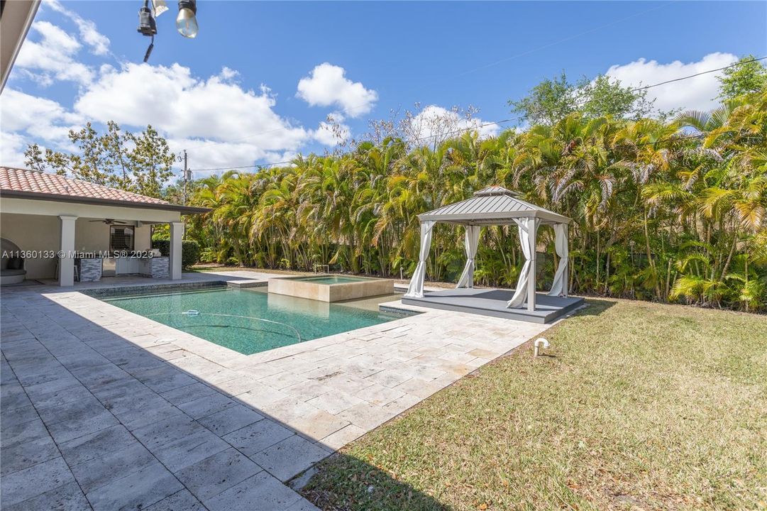 Recently Sold: $2,480,000 (4 beds, 3 baths, 2904 Square Feet)