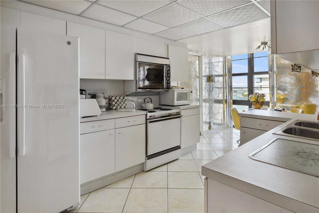 Recently Sold: $1,550,000 (2 beds, 3 baths, 2827 Square Feet)