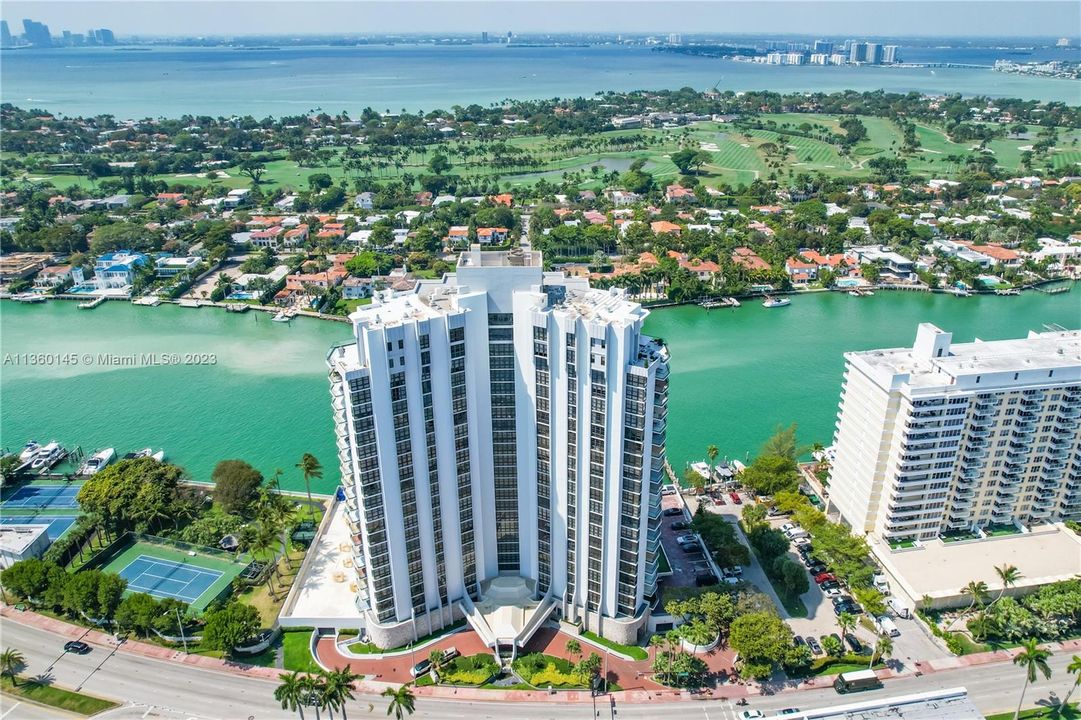 Recently Sold: $1,550,000 (2 beds, 3 baths, 2827 Square Feet)
