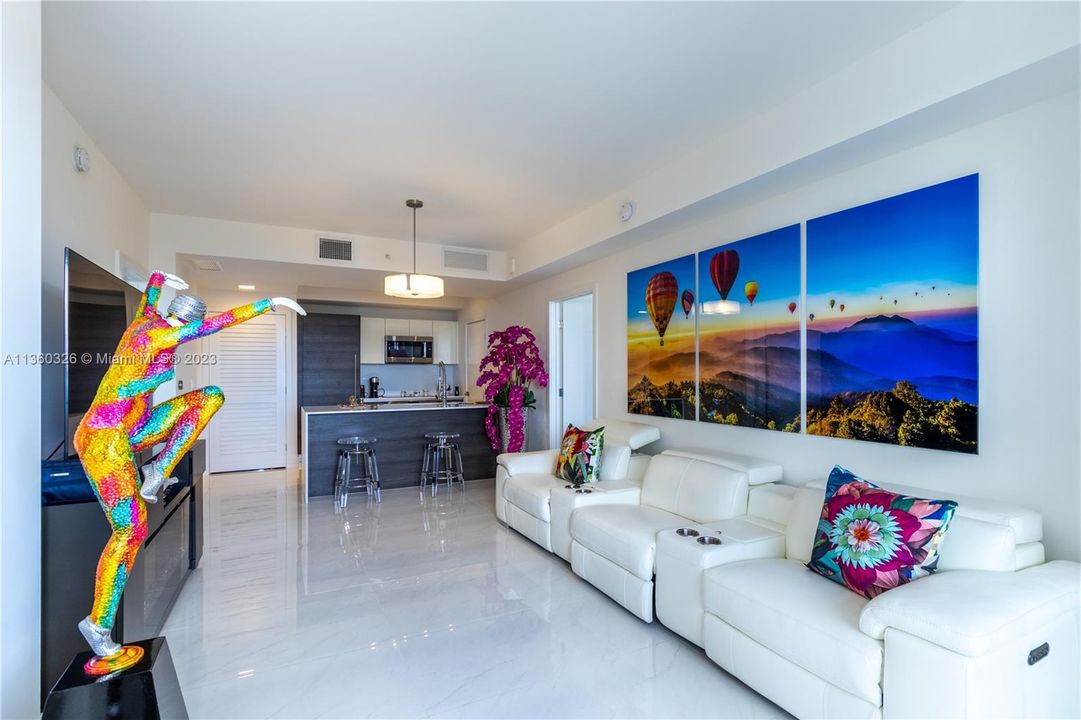 Recently Sold: $850,000 (2 beds, 2 baths, 906 Square Feet)