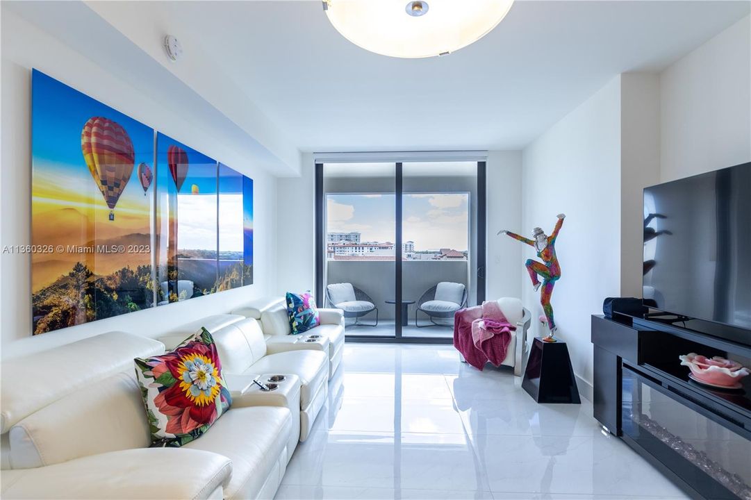 Recently Sold: $850,000 (2 beds, 2 baths, 906 Square Feet)