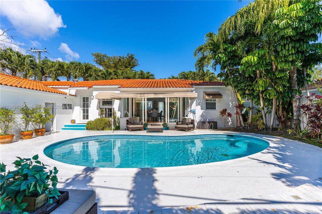 Recently Sold: $1,850,000 (3 beds, 2 baths, 1792 Square Feet)