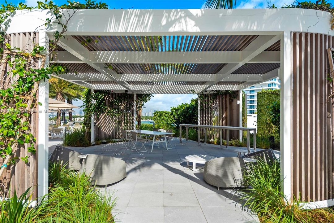 Recently Sold: $2,950,000 (2 beds, 2 baths, 1933 Square Feet)