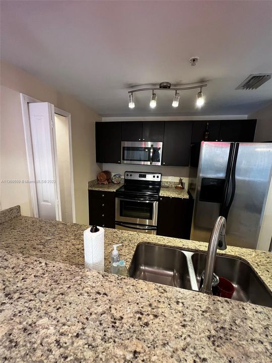 Recently Rented: $2,250 (1 beds, 1 baths, 795 Square Feet)