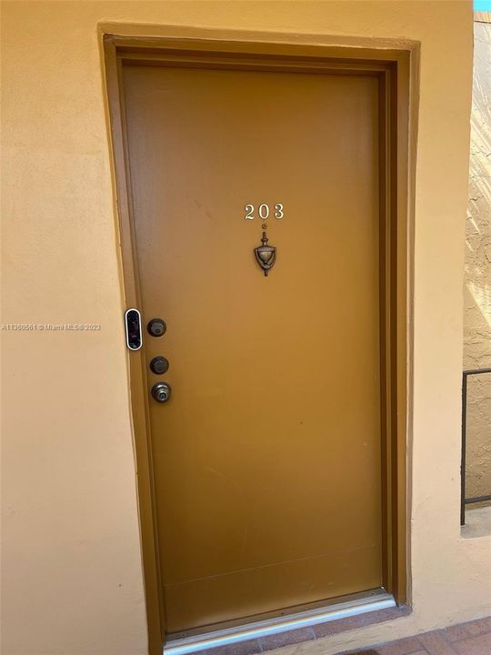 Recently Sold: $220,000 (1 beds, 1 baths, 614 Square Feet)