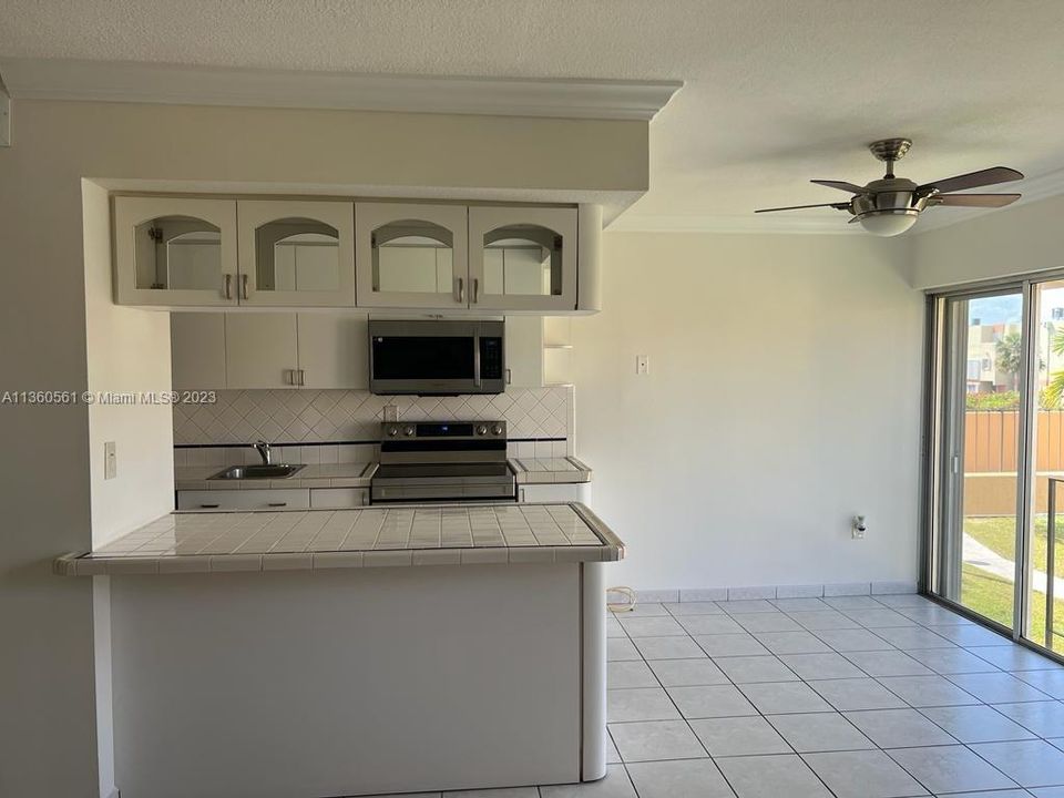 Recently Sold: $220,000 (1 beds, 1 baths, 614 Square Feet)