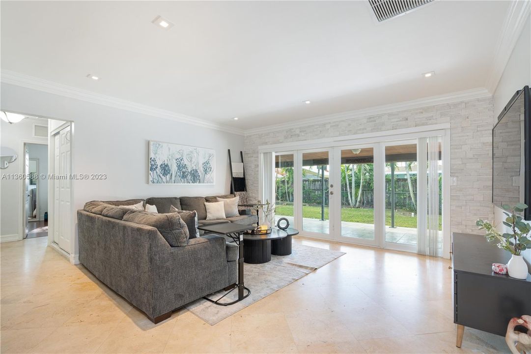 Recently Sold: $650,000 (3 beds, 3 baths, 1496 Square Feet)