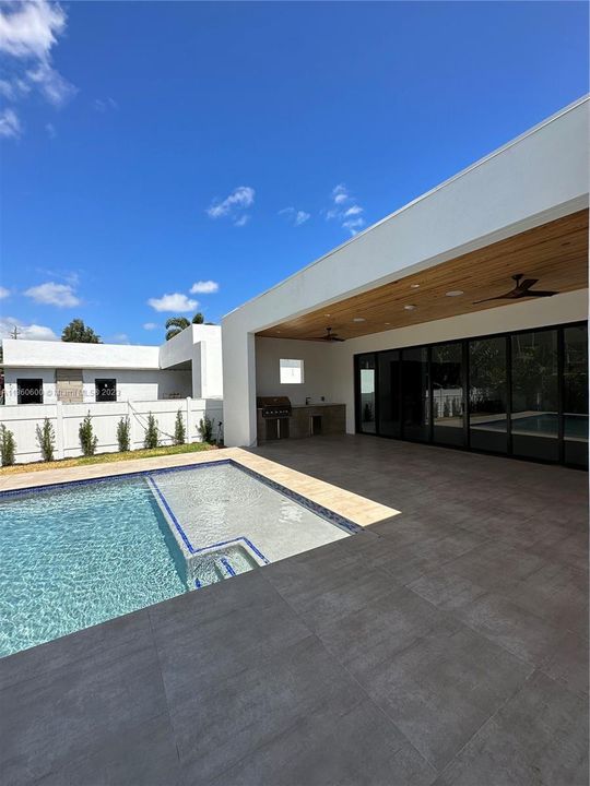 Recently Sold: $2,650,000 (4 beds, 3 baths, 2895 Square Feet)