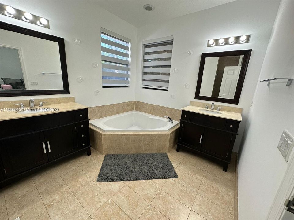 最近售出: $670,000 (4 贝兹, 2 浴室, 1755 平方英尺)