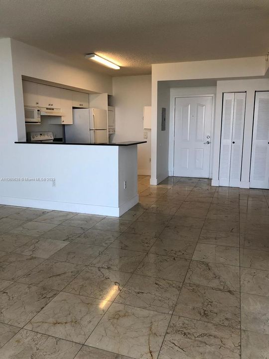 Recently Rented: $2,200 (1 beds, 1 baths, 685 Square Feet)