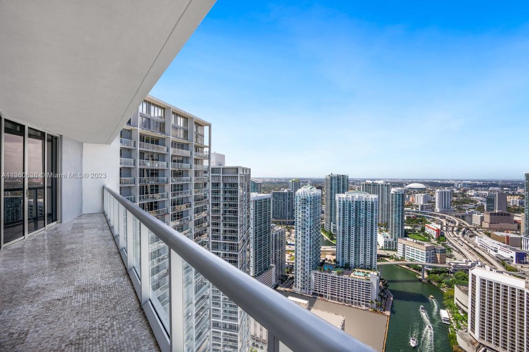 Recently Sold: $1,125,000 (2 beds, 2 baths, 1269 Square Feet)