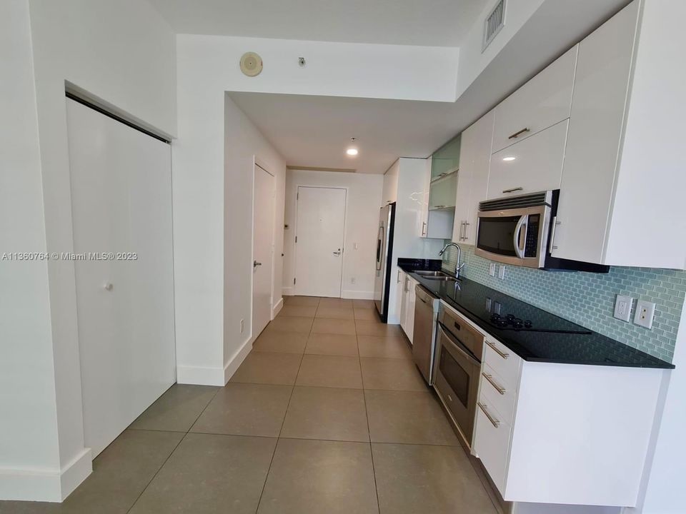 Recently Rented: $3,300 (1 beds, 1 baths, 873 Square Feet)
