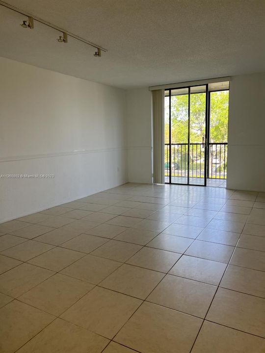 Recently Rented: $1,650 (1 beds, 1 baths, 728 Square Feet)