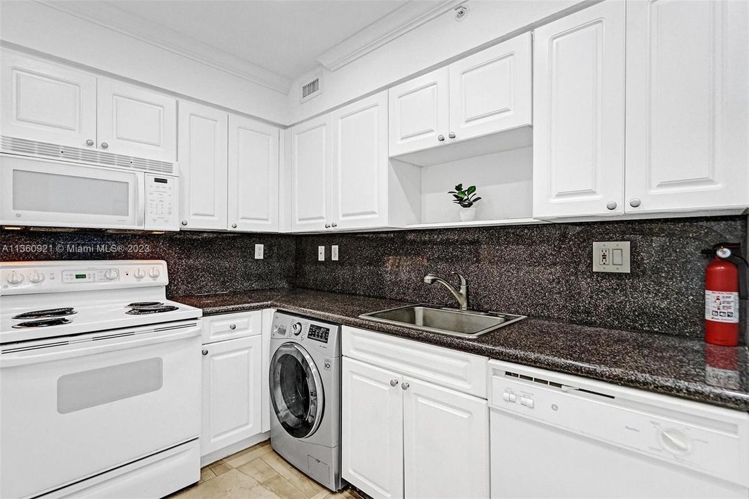 Recently Rented: $3,000 (1 beds, 1 baths, 745 Square Feet)