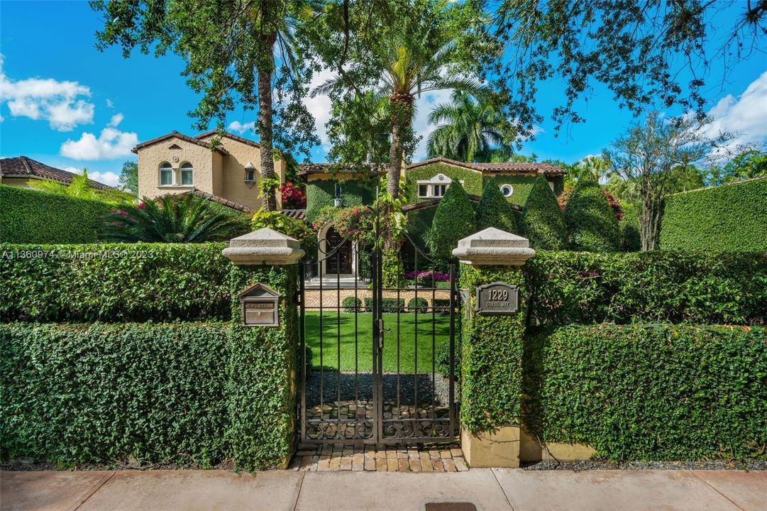 Recently Sold: $6,245,000 (5 beds, 5 baths, 6288 Square Feet)