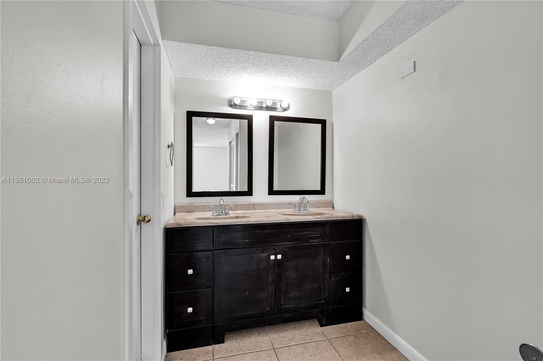 Recently Sold: $575,000 (2 beds, 2 baths, 1145 Square Feet)