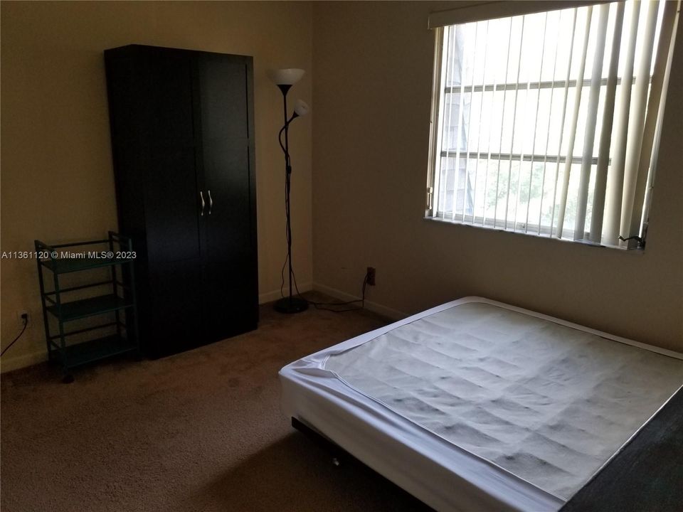 Recently Rented: $2,200 (2 beds, 1 baths, 979 Square Feet)